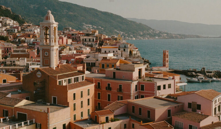 Vue de la vieille ville de Menton depuis le port