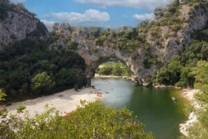 Combien de temps faut-il prévoir pour descendre l’Ardèche en canoë ?