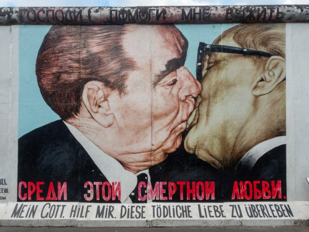 Fresque du baiser fraternel sur l'East Side Gallery à Berlin