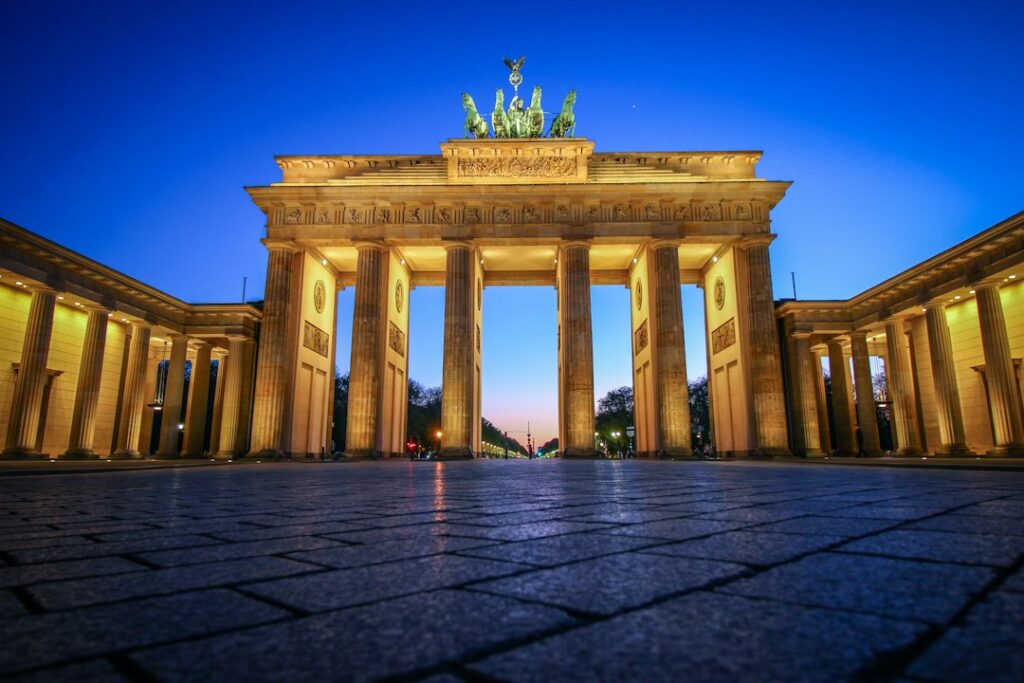 La Porte de Brandebourg illuminée de nuit à Berlin