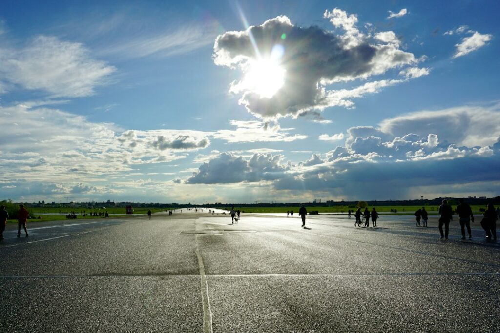 Les anciennes pistes de l'aéroport de Tempelhof reconverties en parc à Berlin